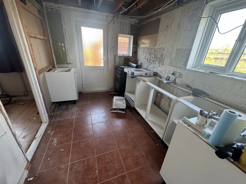Lot: 152 - THREE-BEDROOM SEMI-DETACHED HOUSE FOR IMPROVEMENT AND REFURBISHMENT - Kitchen